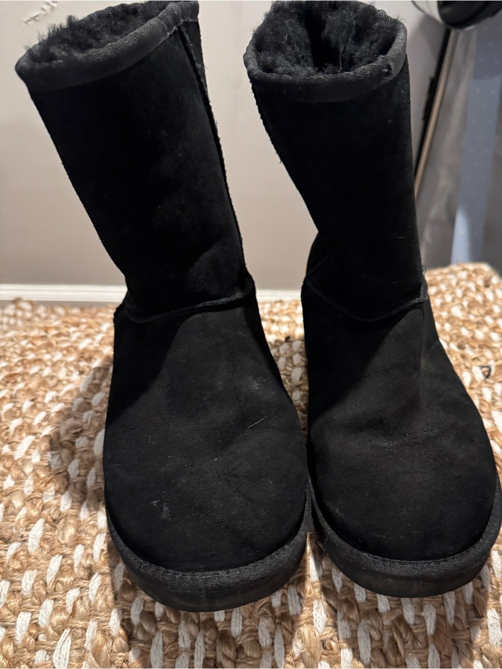 Koolaburra by UGG Classic Short Boots Women’s 9 Black Suede Shearling Lined